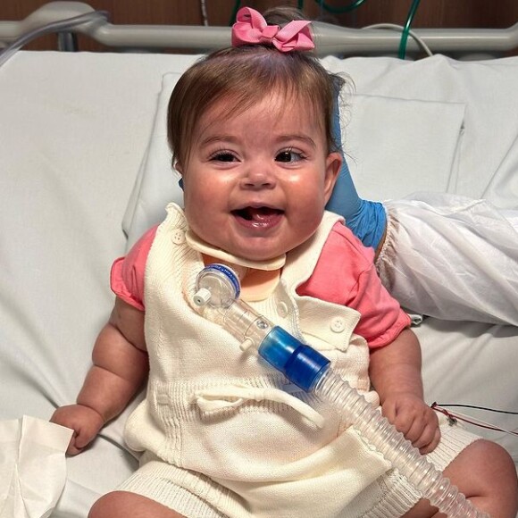 Filha caçula de Juliano Cazarré em foto antes de deixar hospital: 'Está muito bem desde que voltou do hospital. Muito atenta e risonha. Graças a Deus!'