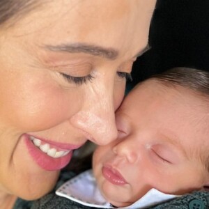 Claudia Raia encantou ao postar uma foto do filho recém-nascido como coelhinho da Páscoa