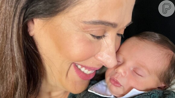 Claudia Raia encantou ao postar uma foto do filho recém-nascido como coelhinho da Páscoa
