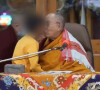 Lider espiritual, Dalai Lama, de 87 anos, beijou menino na boca
