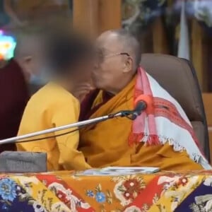 Lider espiritual, Dalai Lama, de 87 anos, beijou menino na boca