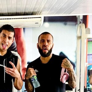 Daniel Alves recebe regularmente a visita de Bruno Brasil, seu melhor amigo, que estava com ele no dia do suposto crime