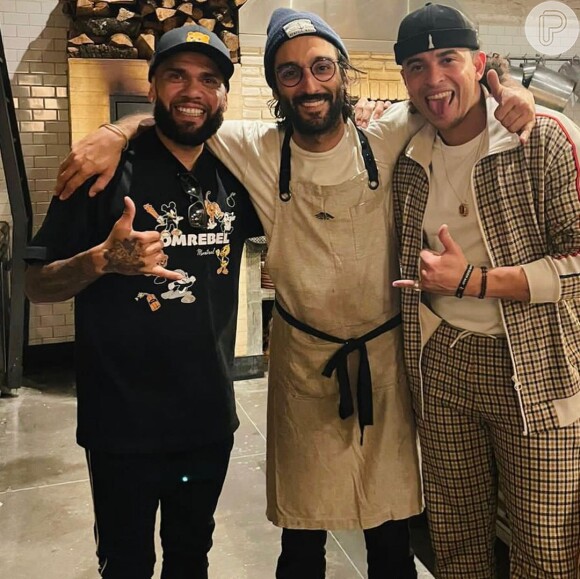 Bruno Brasil visita Daniel Alves todo dia na cadeia