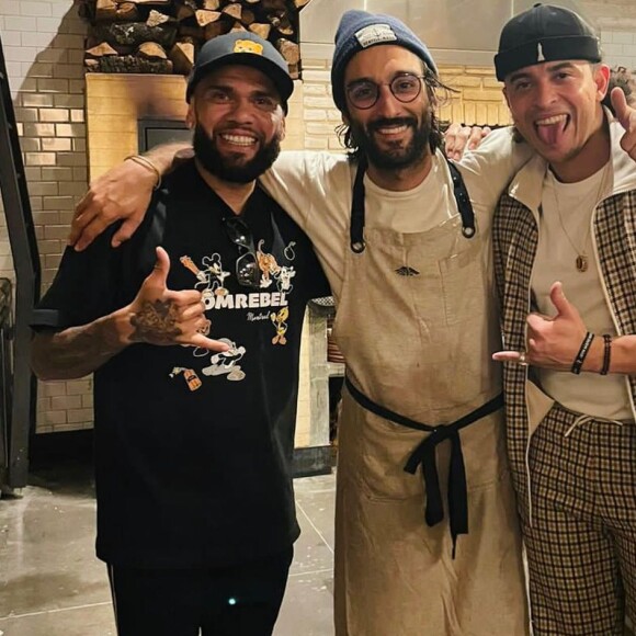 Bruno Brasil visita Daniel Alves todo dia na cadeia