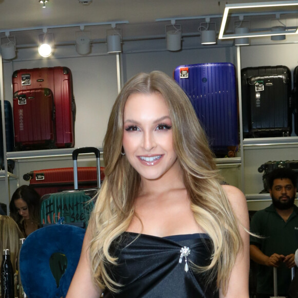 Carla Diaz esteve em shopping de São Paulo para inauguração de loja de acessórios de viagem