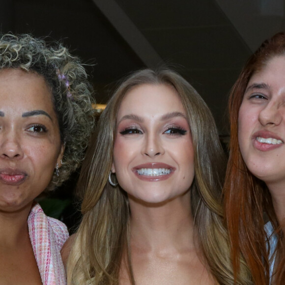 Carla Diaz posou com fãs durante evento em São Paulo