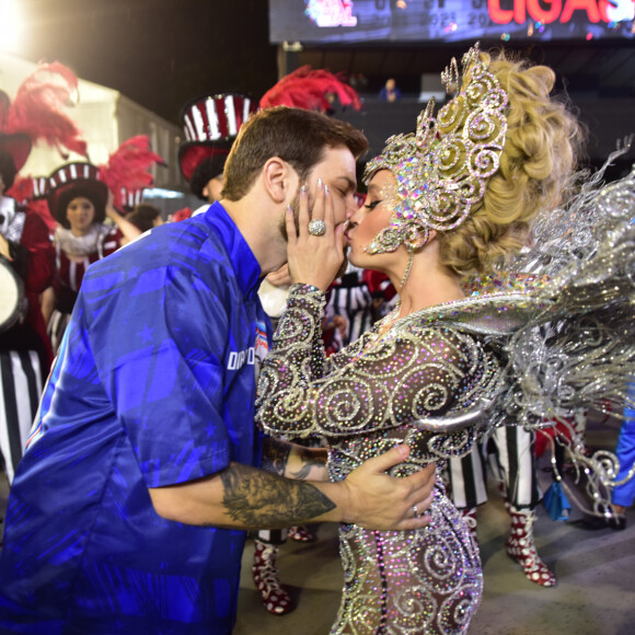 Carla Diaz beijou o noivo, Felipe Becari, em desfile de carnaval 2023