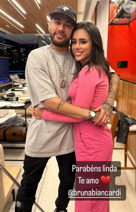 A namorada de Neymar ganhou felicitações do amado
