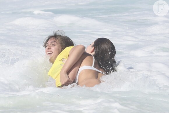 Jade Picon viveu momento inusitado na praia nesta segunda-feira (17)