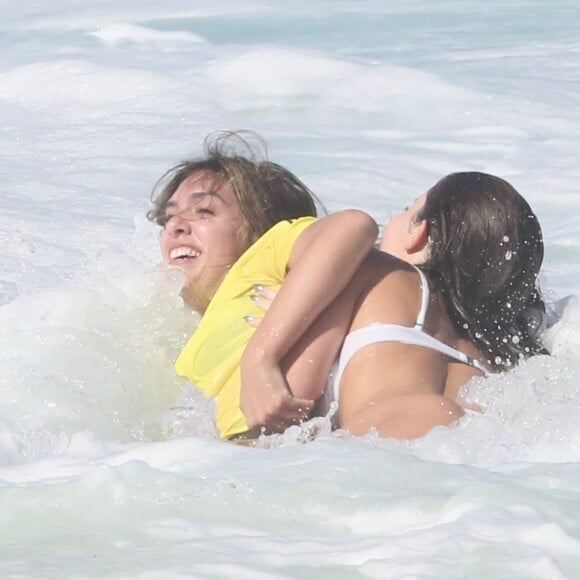 Jade Picon viveu momento inusitado na praia nesta segunda-feira (17)