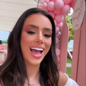 Bruna Biancardi comemorou aniversário com festa em tons rosa-bebê, em uma estética muito semelhante a um chá revelação