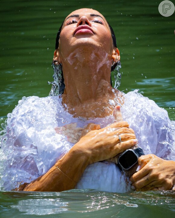 Maíra Cardi se batizou no rio Jordão, em Israel