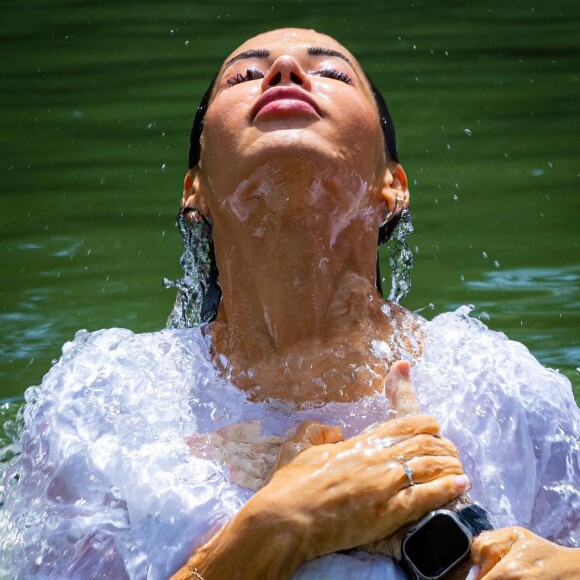 Maíra Cardi se batizou no rio Jordão, em Israel