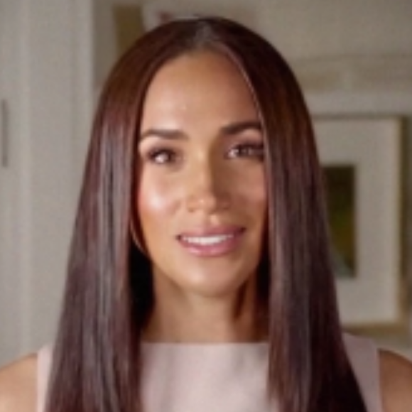 Meghan Markle exibiu cabelos bem escorridos e uma bochecha mais desenhada