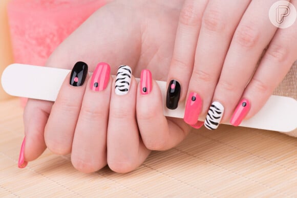Unhas de zebra print combinadas ficam divertidas quando combinadas com preto e rosa