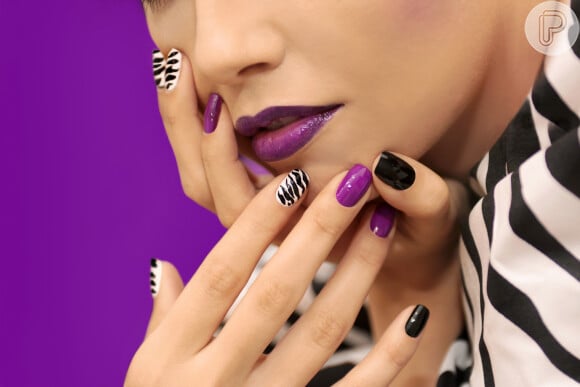 Que tal essa zebra print combinada com roxo e preto? Essa nail art é perfeita para um mood moderno e descolado