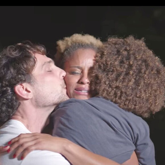 Aline Wirley emocionou no reencontro com o marido e o filho