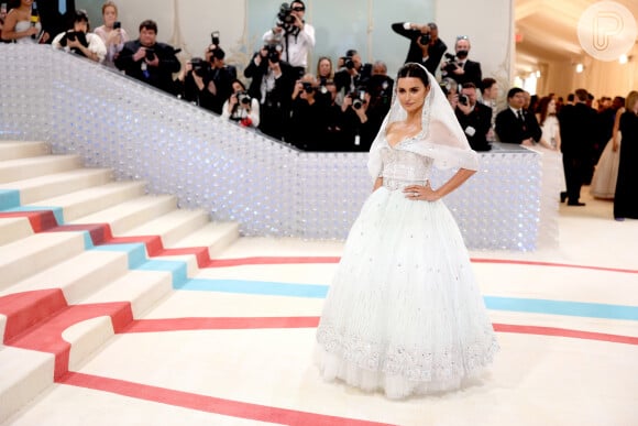 MET Gala 2023 traz Penélope Cruz com look 'noiva': all white, essa peça rica em detalhes é criação da Chanel