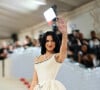 Vestido Chanel de Dua Lipa no Met Gala 2023 evidenciou cintura da cantora