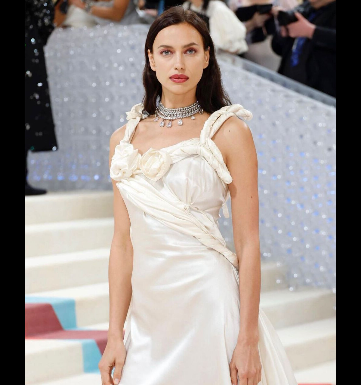 Foto: No MET Gala 2023, Irina Shayk usou look off-white com joias