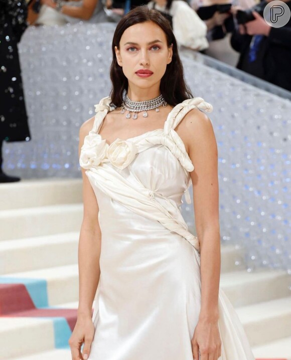 No MET Gala 2023, Irina Shayk usou look off-white com joias da designer Ana Khouri