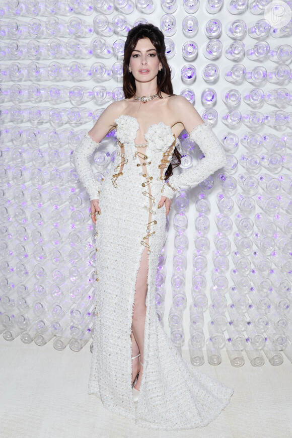 Anne Hathaway usou longo branco repleto de alfinetes: o vestido é um Atelier Versace