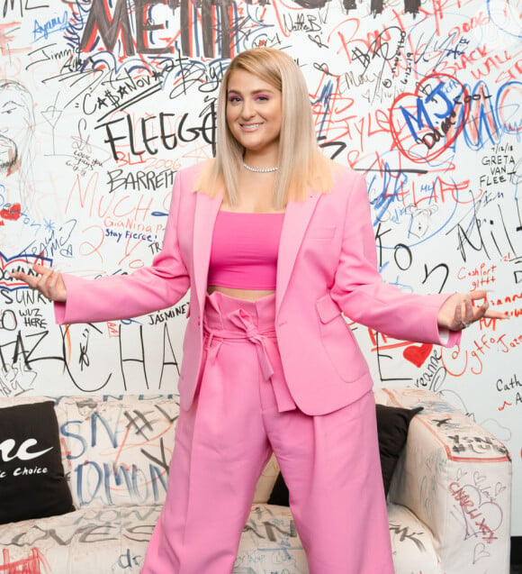 Meghan Trainor consome água com limão para emagrecer