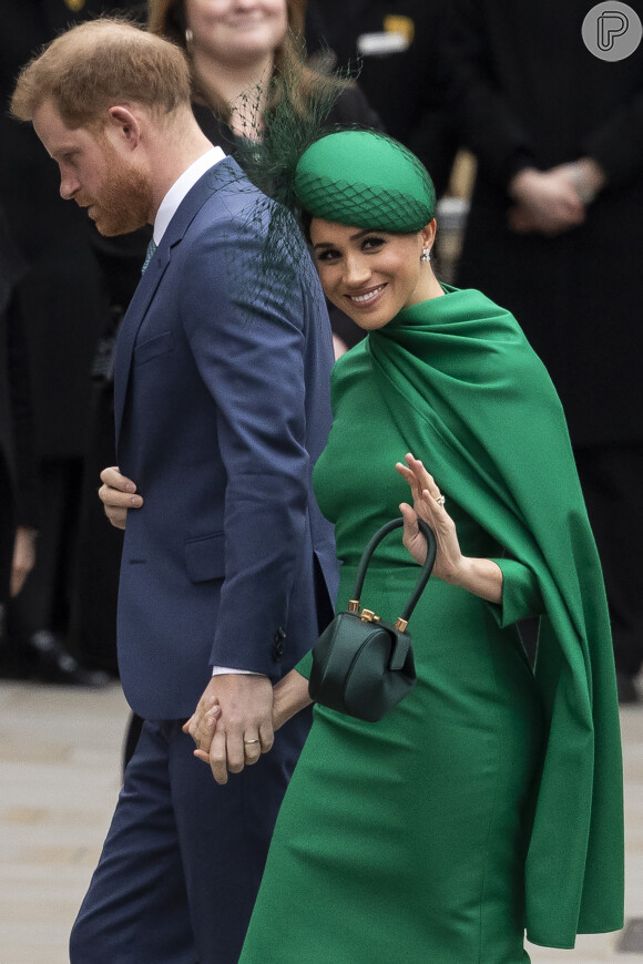 Look sóbrio é indicado por especialistas para Meghan Markle usar na coroação do sogro, Príncipe Charles