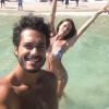 Após tornar público o romance, o ator, que vive Arnoldão da novela 'Império', tem postado muitas fotos com a namorada nas redes sociais