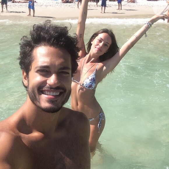 Após tornar público o romance, o ator, que vive Arnoldão da novela 'Império', tem postado muitas fotos com a namorada nas redes sociais