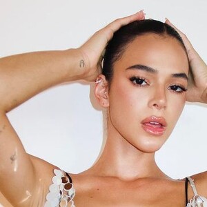 Bruna Marquezine posou nua para a capa da revista Vogue
