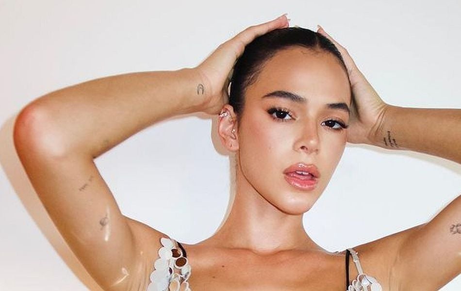 Bruna Marquezine: nua na cama, atriz mostra intimidade e detalhe