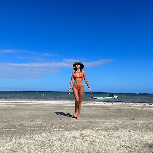Bruna Marquezine é feliz com seu corpo, mas ainda sobre com comentários maldosos