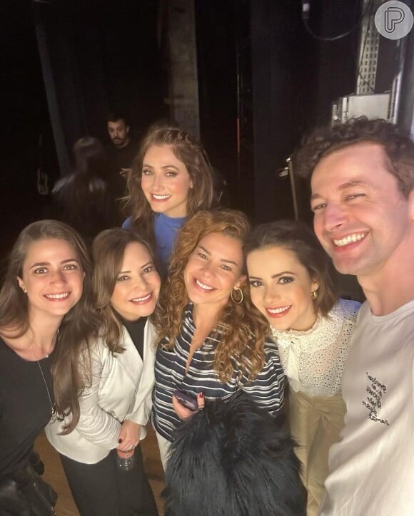 Fernanda Souza e a namorada, Eduarda Porto, posaram com Lucas Lima, Sandy e Noely, mãe da cantora