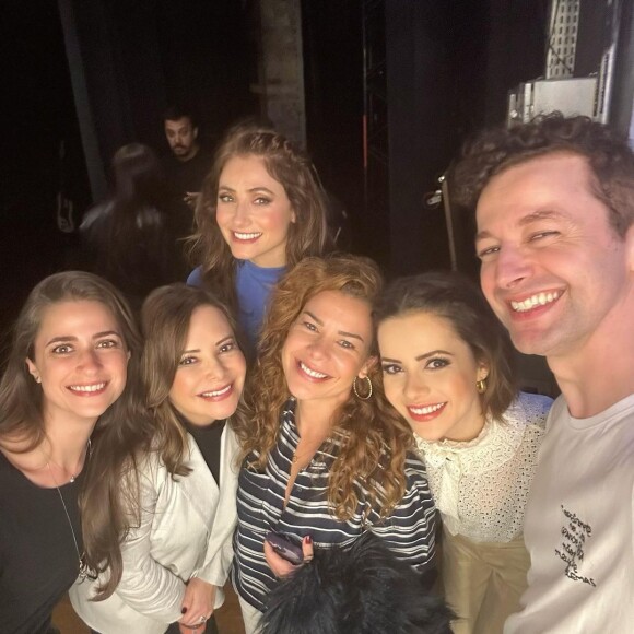 Fernanda Souza e a namorada, Eduarda Porto, posaram com Lucas Lima, Sandy e Noely, mãe da cantora