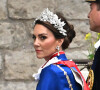 O contorno bem marcado na maquiagem de Kate Middleton foi equilibrado pelo acessório de cabeça imponente