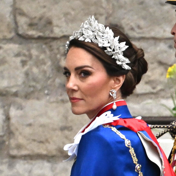 O contorno bem marcado na maquiagem de Kate Middleton foi equilibrado pelo acessório de cabeça imponente