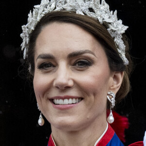 Kate Middleton também usou olhos mais escuros do que o que costuma a usar na coroação de Rei Charles III