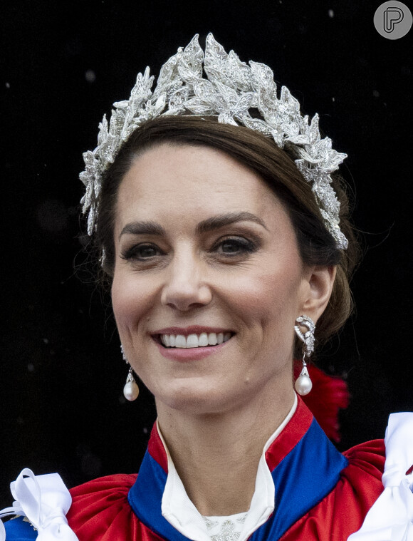 Kate Middleton também usou olhos mais escuros do que o que costuma a usar na coroação de Rei Charles III