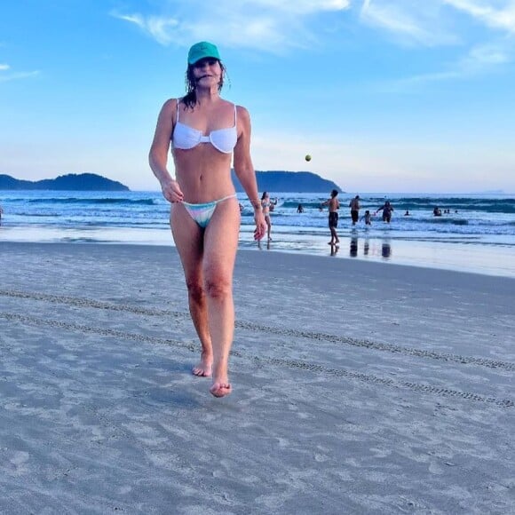 Cristiana Oliveira mostrou barriga chapada em foto de biquíni