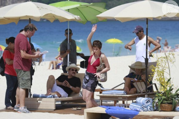 A atriz é flagrada gravando a trama com Antônio Caloni e Zezé Polessa em praia do Rio, foto em março de 2013