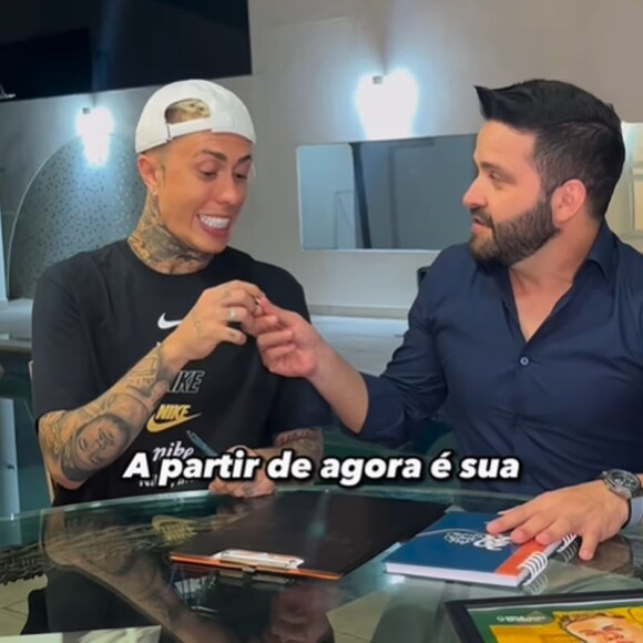 MC Daniel reuniu a família para receber a chave da casa de luxo