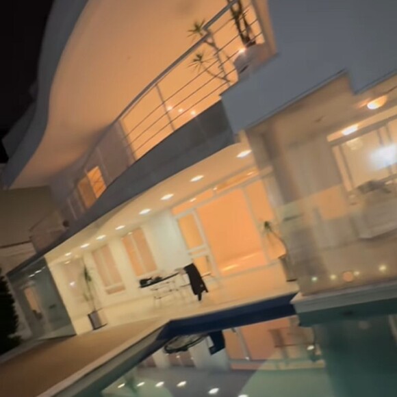 A piscina da mansão de MC Daniel
