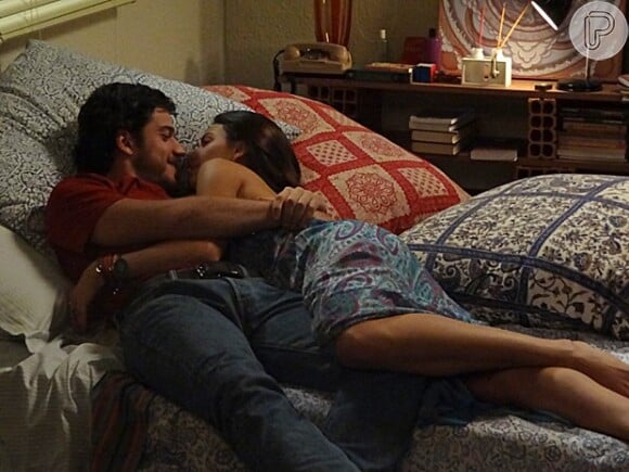 No mesmo dia que encontra Cacau, Rafael passa a noite no apartamento de Sandra