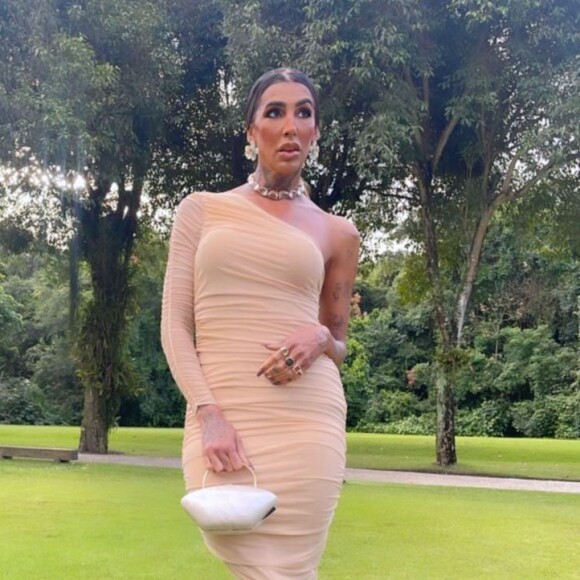 Pepita apostou em um look de ombro único na cor bege claro