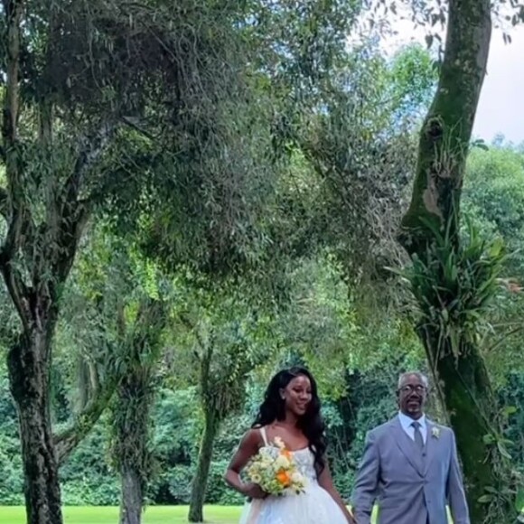 Camilla de Lucas entrou acompanhada do pai, Marco Lucas