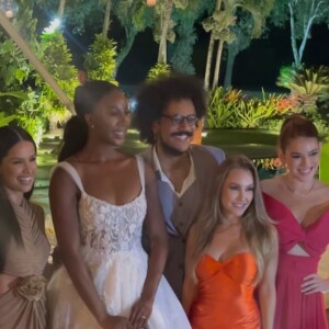 Camilla de Lucas posou junto com seus convidados famosos