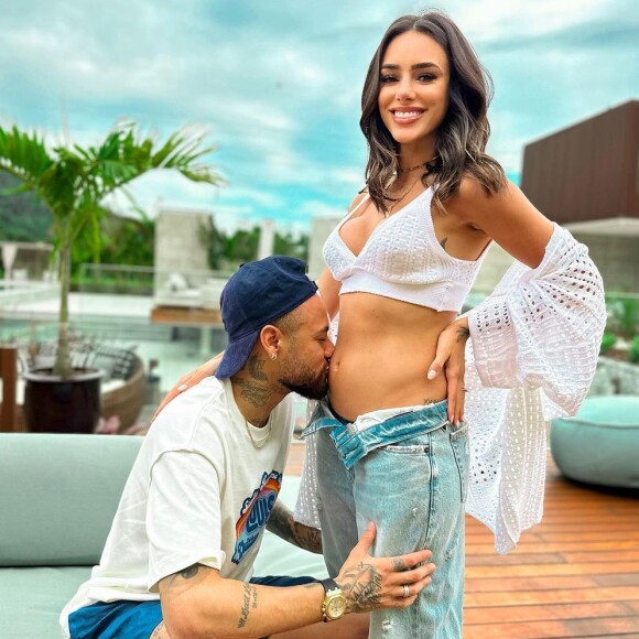 Bruna Biancardi e Neymar confirmaram que estão esperando o primeiro filho