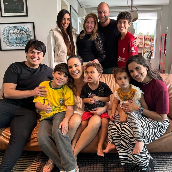 Zilu Godoi fez rara aparição com os filhos e netos