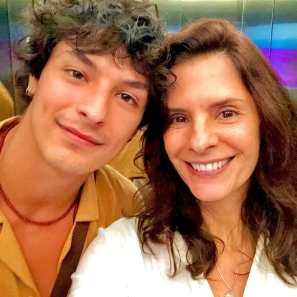 Helena Ranaldi compartilhou uma foto ao lado do filho, Pedro